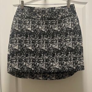Banana Republic black & white boucle textured mini skirt with high low hem Sz 6